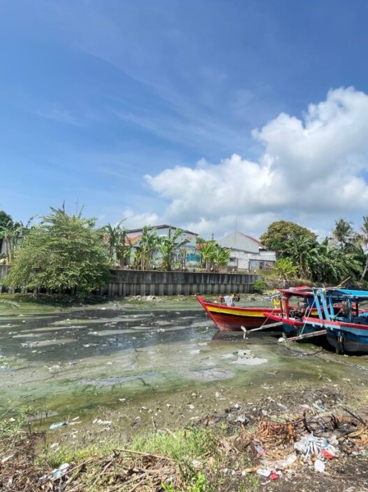 Sungai kodok kumuh dan bau