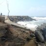 Tanggul pemecah ombak pantai cemara rusak