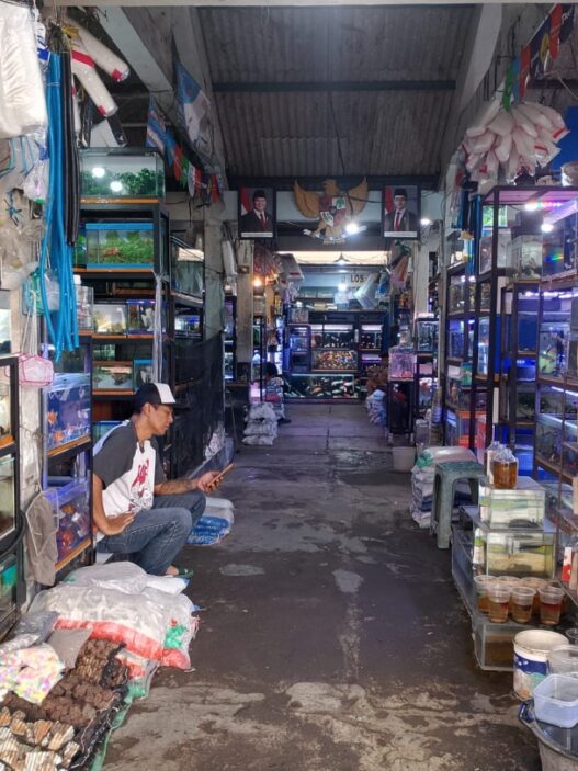 Tetap buka meski sepi pembeli