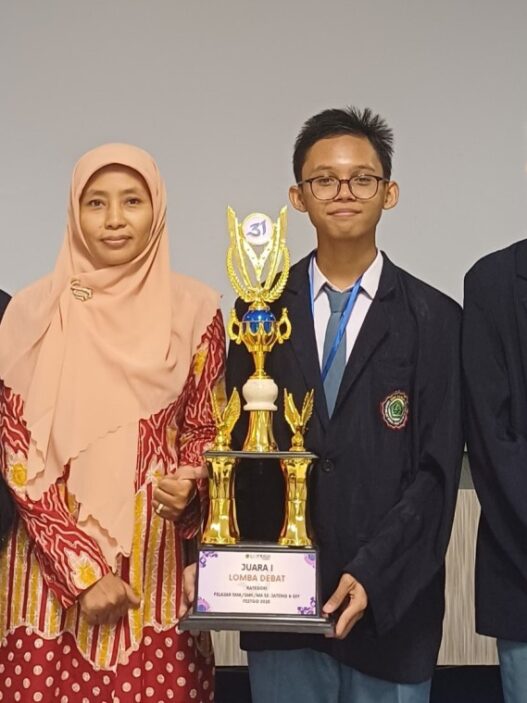 Tim debat man 2 kebumen sabet juara 1