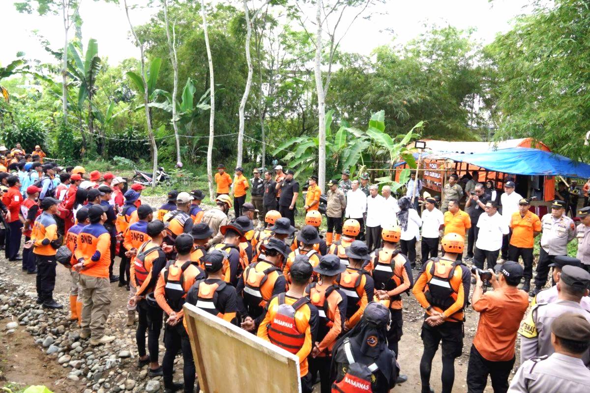 Tim sar gabungan masih mencari satu korban yang hilang di sungai klawing purbalingga