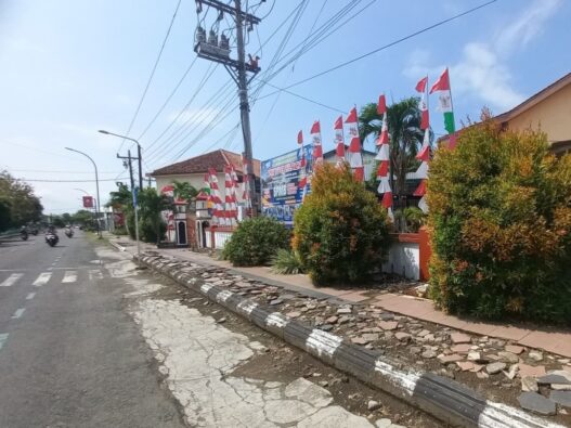 Trotoar jalan soetomo rusak