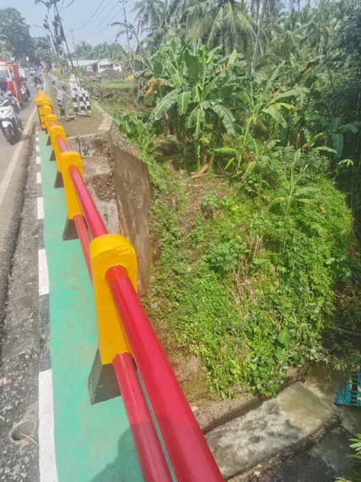 Truk oleng terjun ke sungai setinggi 30 m