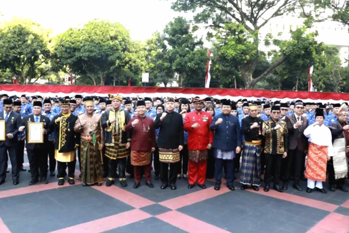Upacara hut ke 80 ri di kemendagri sekaligus pemberian tanda kehormatan satyalencana wira karya
