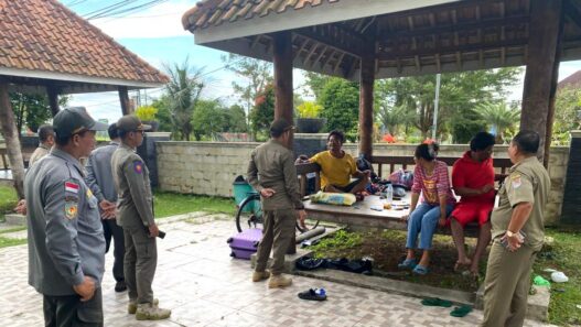 Warga jemur baju di taman marlin