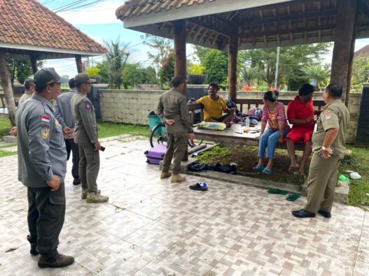 Warga jemur baju di taman marlin