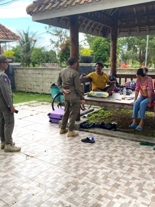 Warga jemur baju di taman marlin