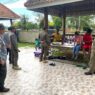 Warga jemur baju di taman marlin