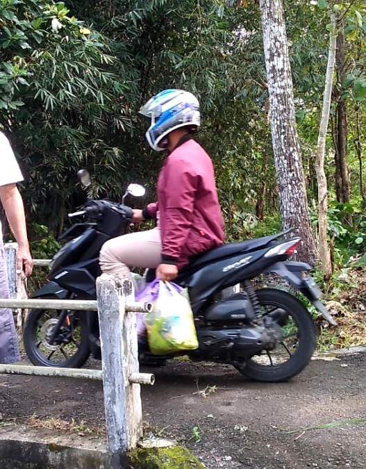 Warga terpergok buang sampah di kali