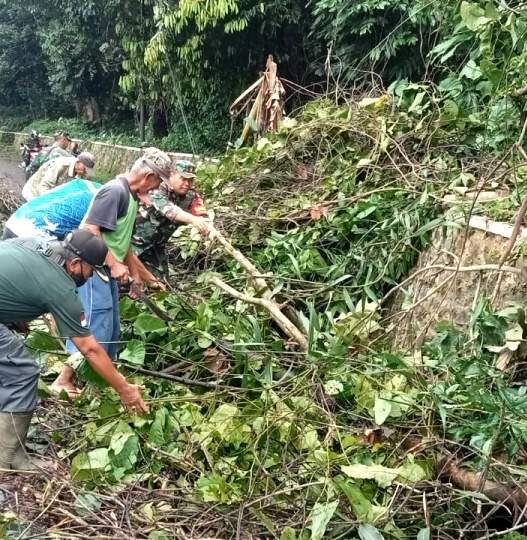 22 rumah rusak diterjang angin kencang
