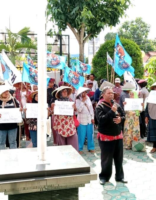 Aksi damai warga kampung laut