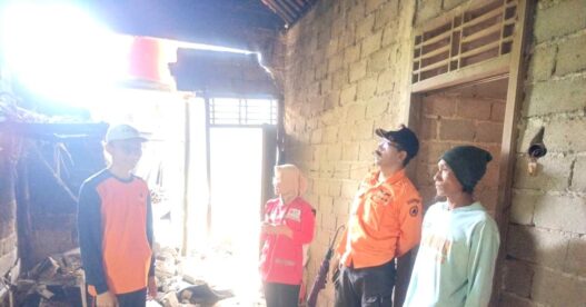 Dapur warga ambruk akibat tanah gerak