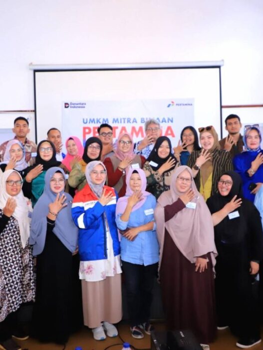 Foto bersama, jr. officer csr & smepp, lifania riski nugrahani beserta tim foto bersama dengan peserta pelatihan.
