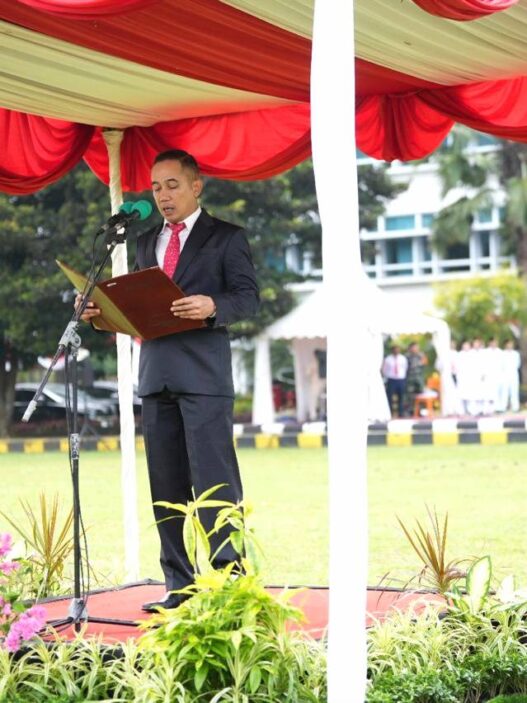 General manager (gm) kilang cilacap, wahyu sulistyo cilacap bacakan amanat pada upacara hut ke 80 ri di lapangan head office kilang cilacap