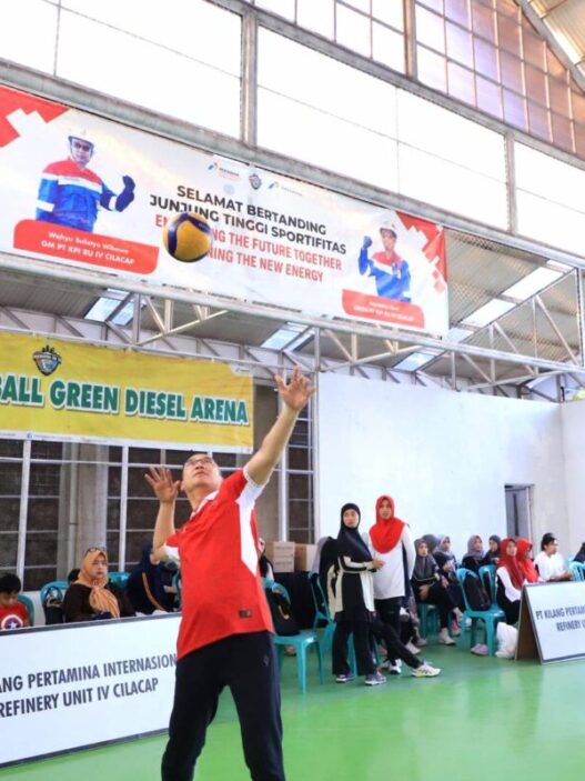 General manager kilang cilacap, wahyu sulistyo wibowo lakukan servis untuk lomba fun volly sebagai tanda dibukanya tutnamen olahraga.