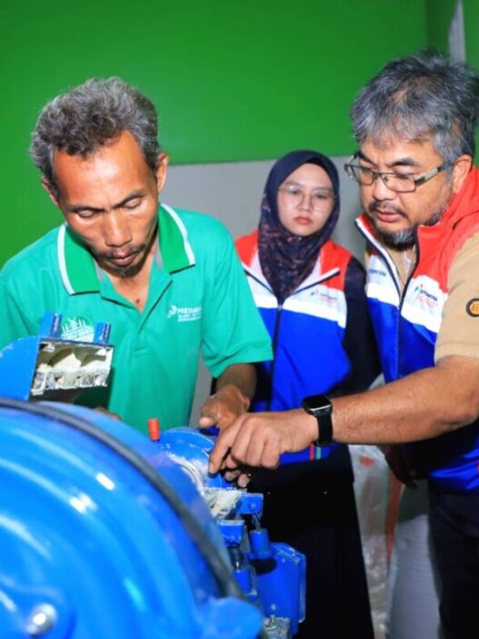 Kilang pertamina ru iv cilacap menyerahkan bantuan pembangunan gedung sekaligus mesin penggilingan padi & jagung. bantuan diserahkan secara simbolis oleh area manager commrel & csr, cecep supriyatna
