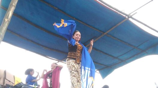 Lengger sakral di tengah sawah iringi doa petani
