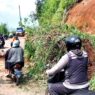 Longsor kejajar timbun jalan krakal igirmranak
