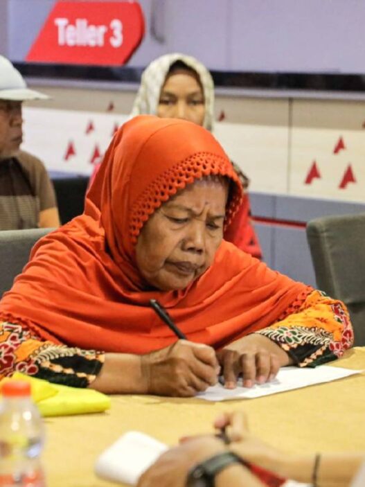 Masyarakat perlu melakukan verifikasi status penerima bansos secara mandiri. proses pengecekan ini bisa dilakukan secara online maupun offline.