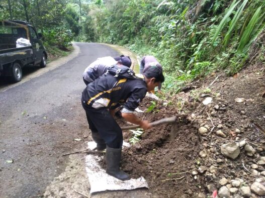 Material longsor kamulyan watuagung dibersihkan