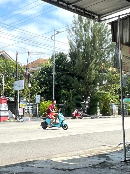 Melanggar, penggunaan sepeda listrik di jalan raya