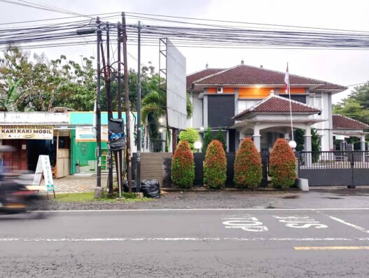 Palang bus stop di depan Puskesmas I Cilongok ditutup plastik hitam, membuat warga bertanya-tanya, Kamis (25/9).