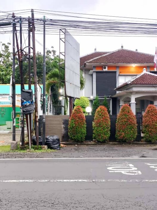 Palang bus stop di depan Puskesmas I Cilongok ditutup plastik hitam, membuat warga bertanya-tanya, Kamis (25/9).