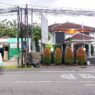 Palang bus stop di depan Puskesmas I Cilongok ditutup plastik hitam, membuat warga bertanya-tanya, Kamis (25/9).