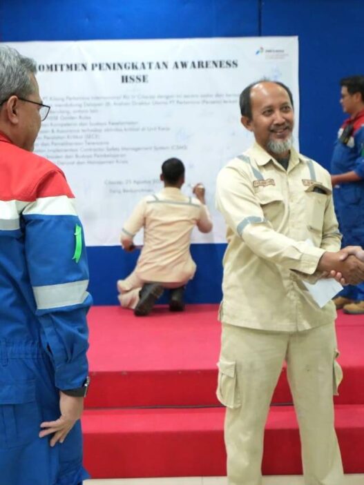 Penandatangan komitmen secara pribadi & penandatanganan secara bersama sama di atas banner besar terkait komiten hsse, wujud kepedulian tad terhadap faktor keselamatan dan kesehatan kerja.