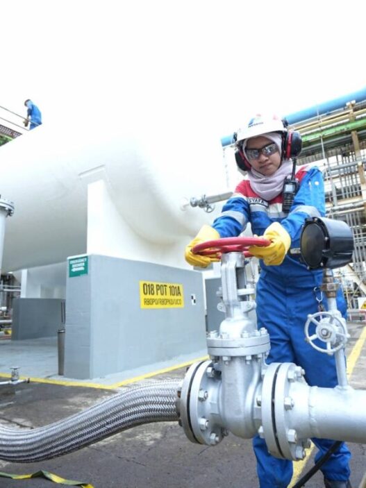 Petugas membuka panel saat pengiriman perdana produk pertamina sustainable aviation fuel (saf) berbahan baku campuran used cooking oil (uco) atau minyak jelantah.