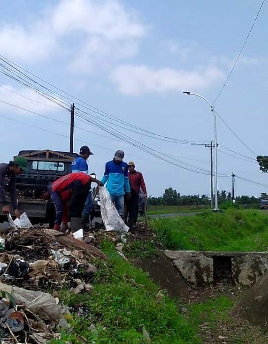 Sampah di irigasi dikeluhkan