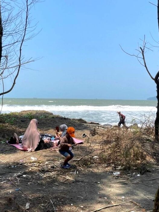 Tanggul pantai cemara jajar belum diperbaiki