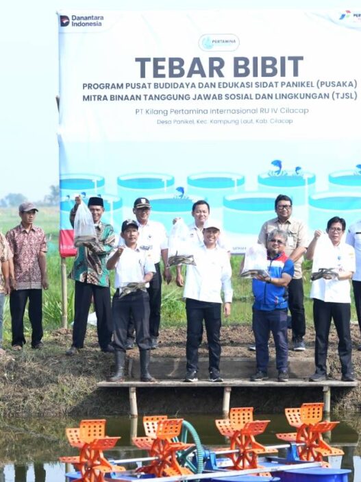 Tebar benih sidat oleh bupati cilacap, syamsul auliya rachman dan area manager communication, relations & csr kilang cilacap, cecep supriyatna dan pejabat terkait.