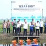 Tebar benih sidat oleh bupati cilacap, syamsul auliya rachman dan area manager communication, relations & csr kilang cilacap, cecep supriyatna dan pejabat terkait.