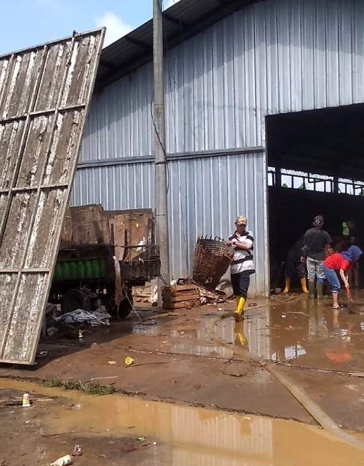 Tpst sumpiuh rusak terdampak banjir