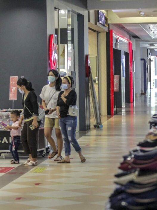 Transaksi anjlok 50 persen