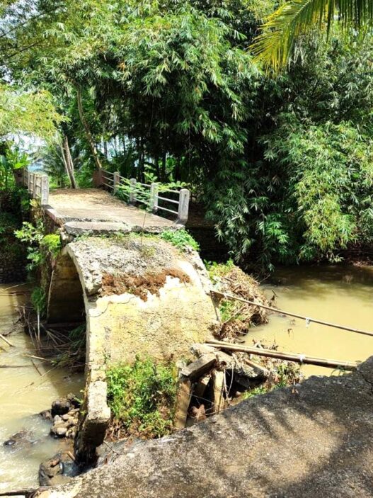 Warga menanti perbaikan jembatan sungai ranu