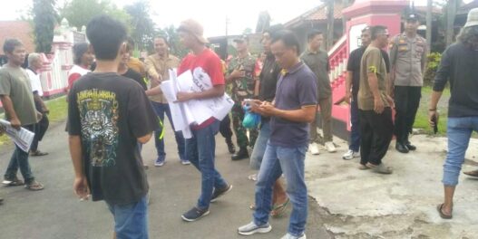 Warga sikampuh geruduk kantor desa