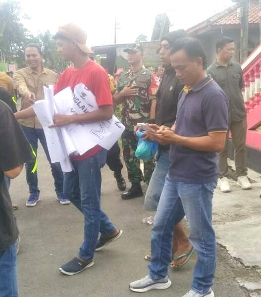 Warga sikampuh geruduk kantor desa