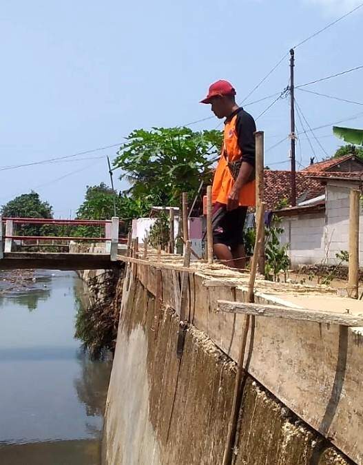 Warga swadaya tinggikan parapet