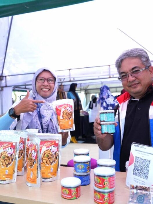 Area manager communication, relations & csr kilang pertamina internasional (kpi) ru iv cilacap, cecep supriyatna saat berada di salah satu tennant umkm