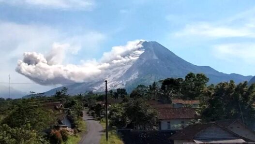 Awan panas merapi meluncur 2,5 km