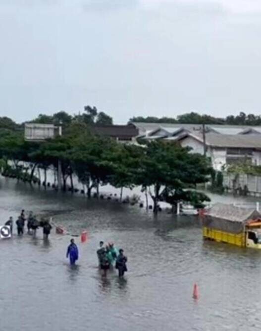 Banjir semarang terjadi selama hampir seminggu dan menelan 2 korban jiwa