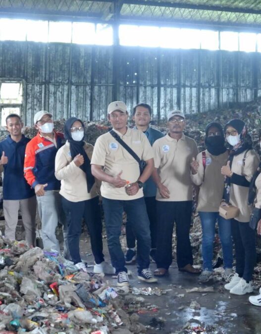 Bank sampah abhipraya kutawaru melakukan studi tiru ke tempat pengolahan sampah terpadu (tpst) rawalo, kabupaten banyumas.