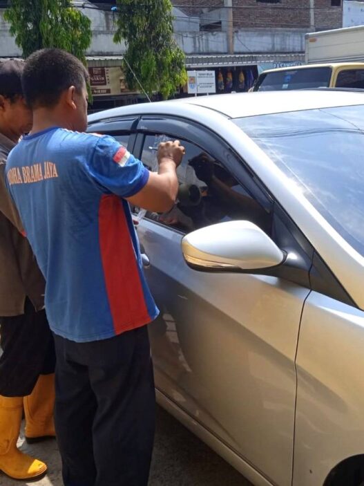Batita terkunci di dalam mobil