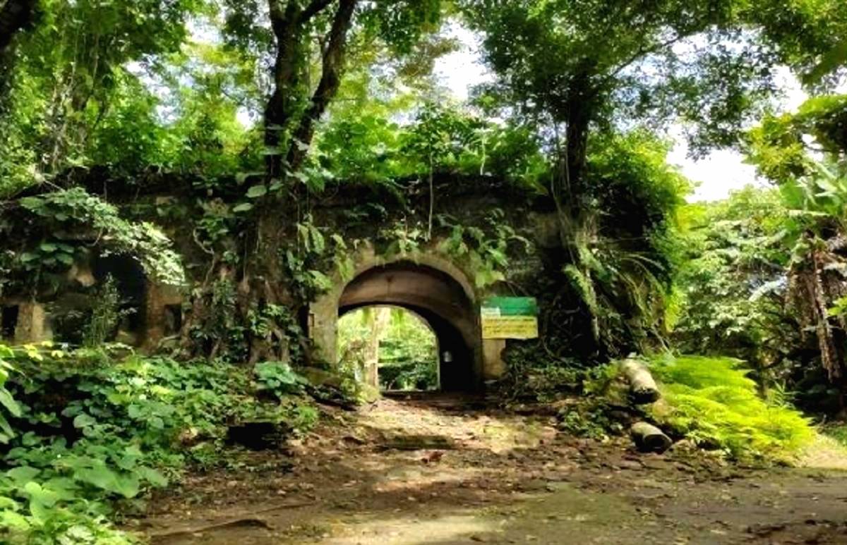 Benteng karang bolong