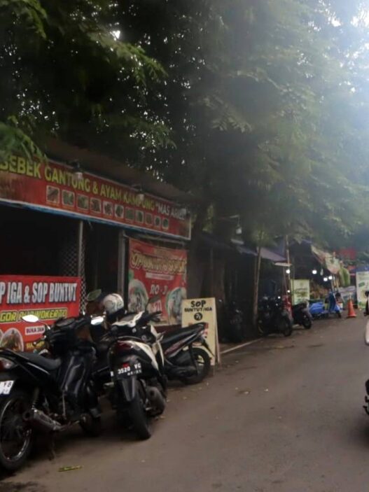 Bikin jalanan sempit, pkl gor satria dikeluhkan