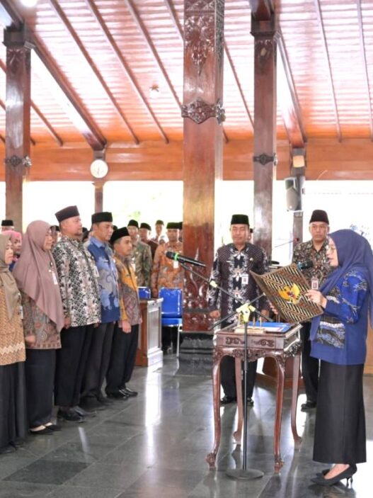 Bupati amalia lantik 152 pejabat rotasi