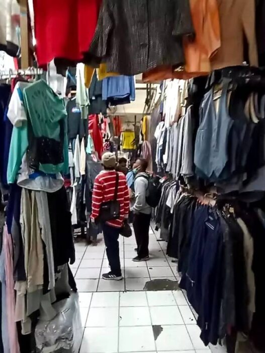 Denda berat pelaku impor pakaian bekas