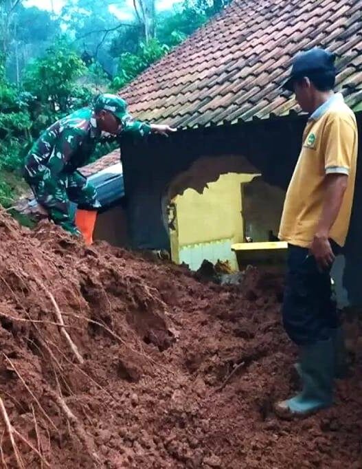 Petugas bersama warga meninjau rumah yang terdampak longsor di Desa Cihonje, Kecamatan Gumelar, Rabu (1/10) sore.